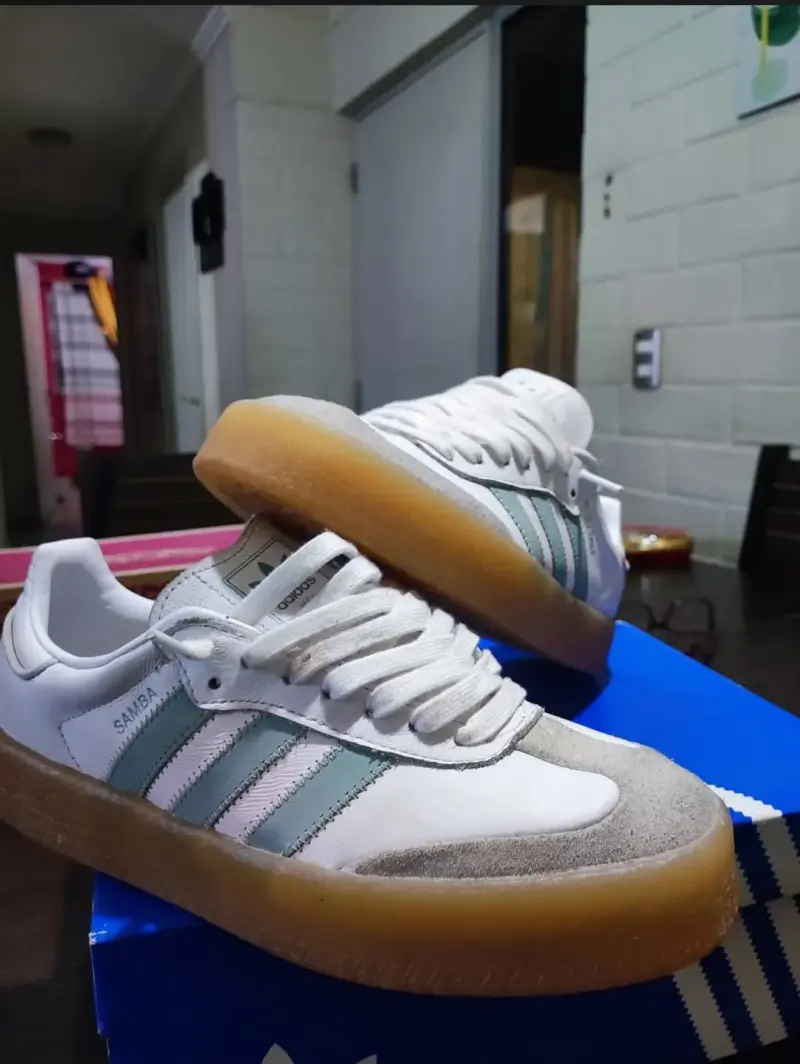 Zapatillas Adidas Samba clásicas blancas y grises