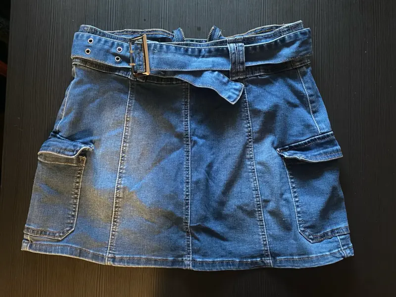 Falda short de mezclilla azul con bolsillos cargo - 1
