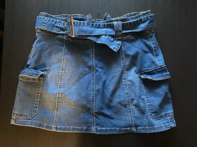 Falda short de mezclilla azul con bolsillos cargo - miniatura 1