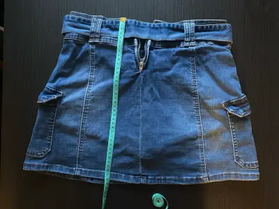 Falda short de mezclilla azul con bolsillos cargo - miniatura 2