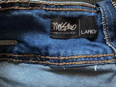 Falda short de mezclilla azul con bolsillos cargo - miniatura 3