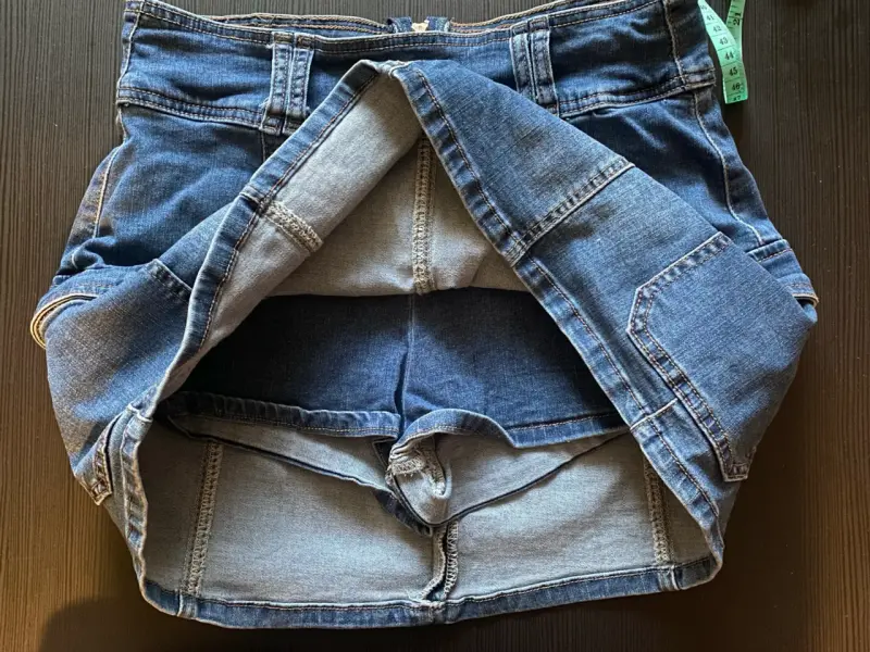 Falda short de mezclilla azul con bolsillos cargo - 5
