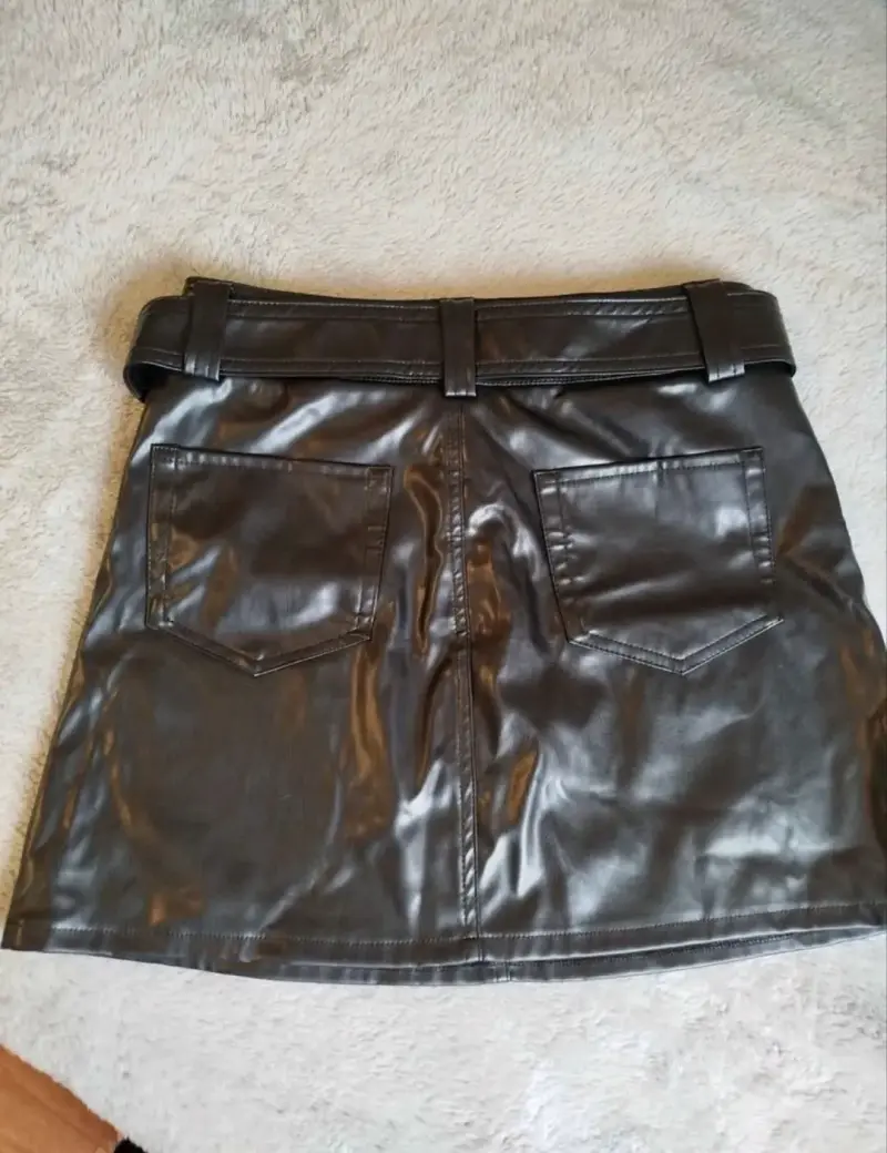 Falda corta de cuero sintético negra con cinturón - 2
