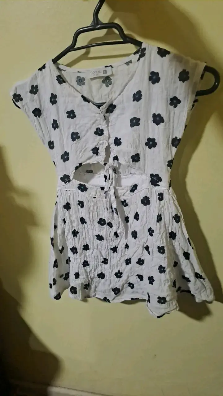 Vestido corto blanco con flores negras Ficcus
