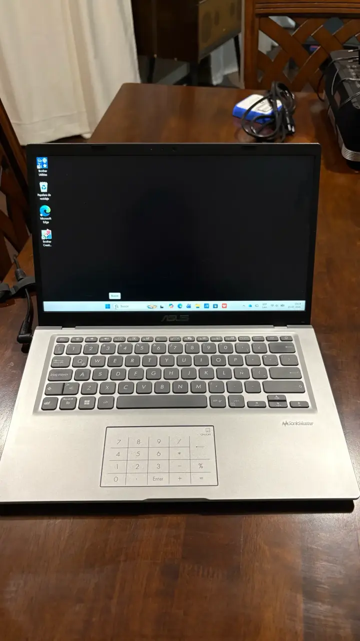 Laptop ASUS con teclado numérico y pantalla de 14 pulgadas - 1