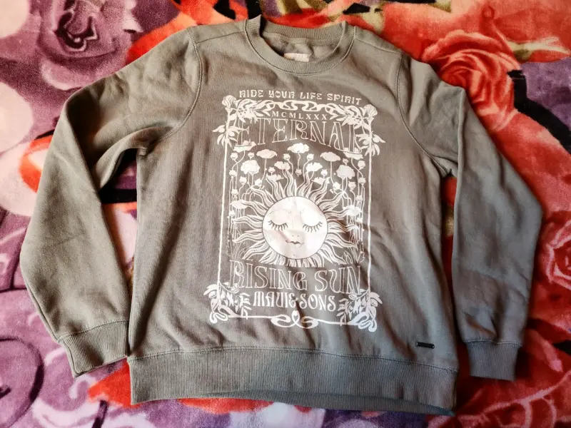 Polerón mujer verde musgo con diseño gráfico