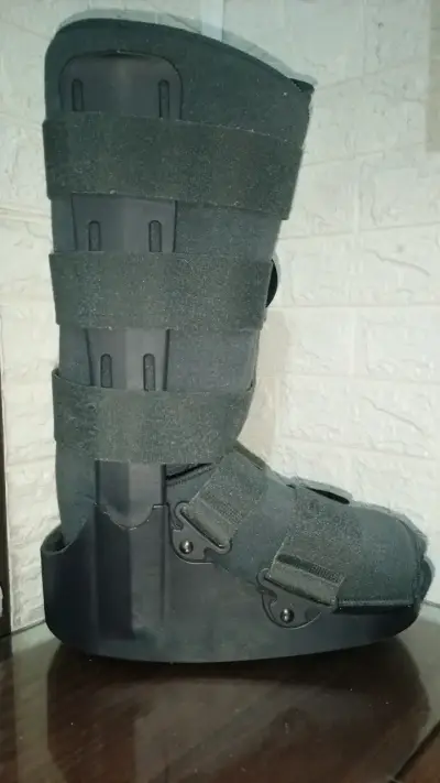 Bota ortopédica ajustable para recuperación - miniatura 1