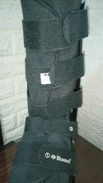 Bota ortopédica ajustable para recuperación - miniatura 5