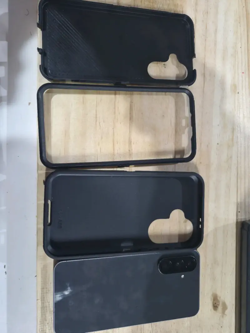 Smartphone Samsung Galaxy A56 con funda protectora - 3