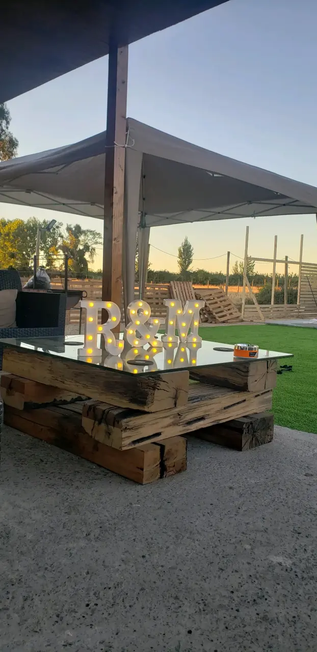 Mesa de centro rústica de madera reciclada