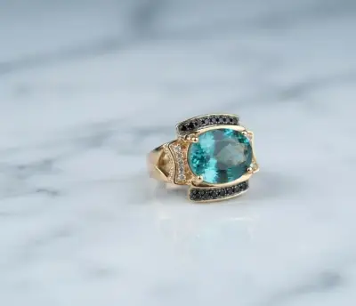 Anillo de Elegancia Contemporánea con Gema Ovalada - miniatura 1