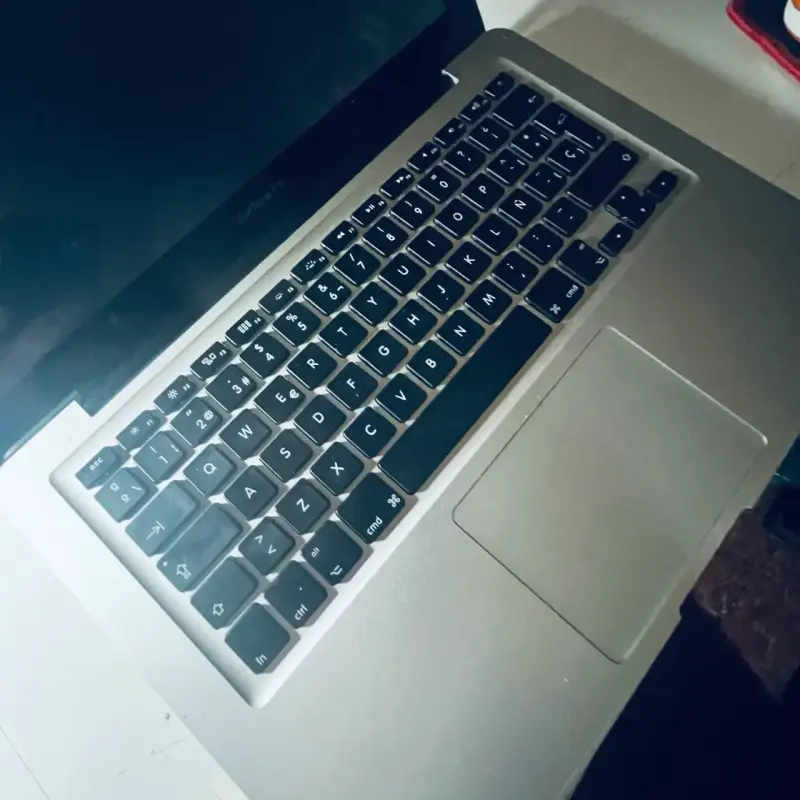 Laptop Apple MacBook Pro usado en buen estado - 2