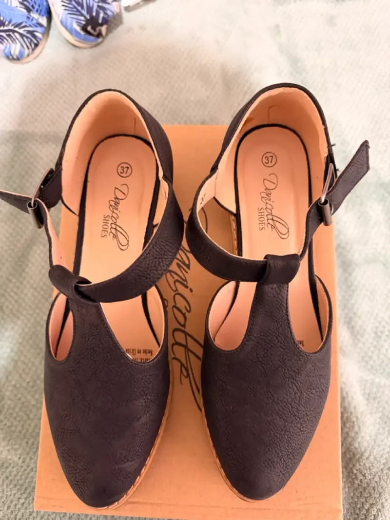 Zapatos de mujer negros con tacón bajo - 1