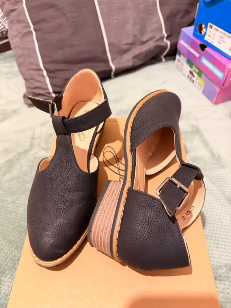 Zapatos de mujer negros con tacón bajo - 2
