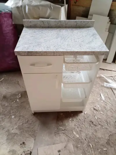 Mueble de cocina con cubierta de granito y canastos - miniatura 1