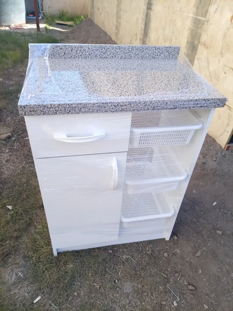 Mueble de cocina con cubierta de granito y canastos - 3