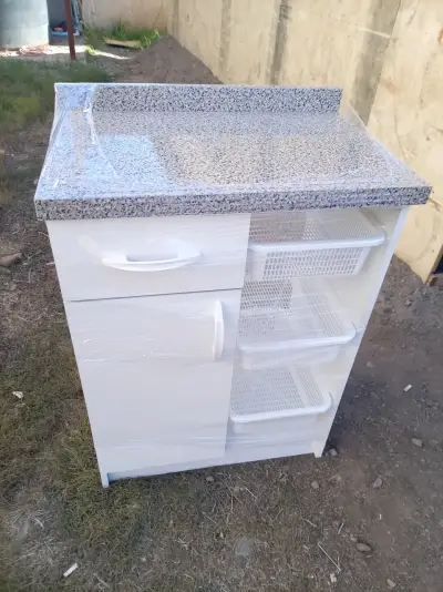 Mueble de cocina con cubierta de granito y canastos - miniatura 3