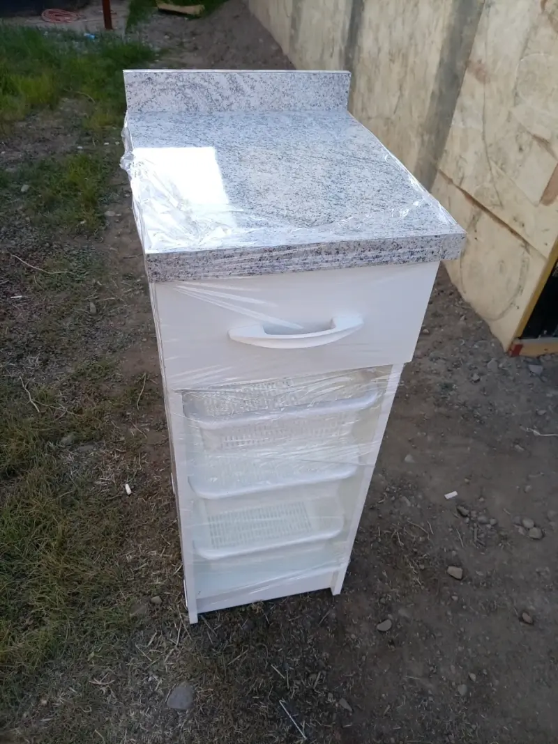 Mueble de cocina con cubierta de granito y canastos - 4