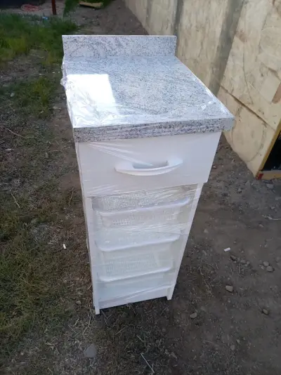 Mueble de cocina con cubierta de granito y canastos - miniatura 4