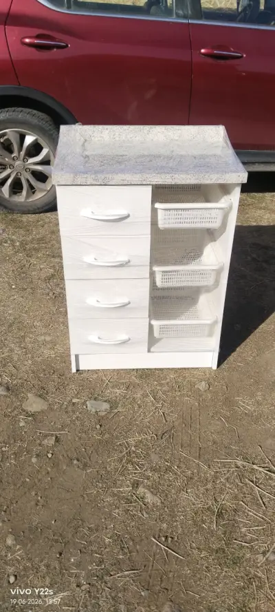 Mueble de cocina con cubierta de granito y canastos - miniatura 5