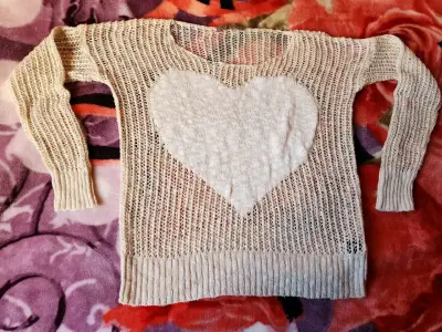 Suéter tejido beige con diseño de corazón - miniatura 1