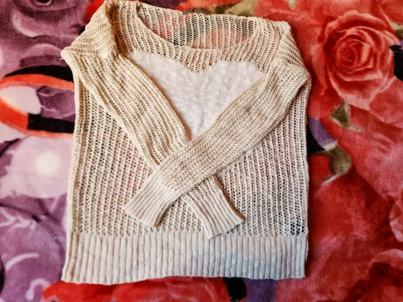 Suéter tejido beige con diseño de corazón - 2