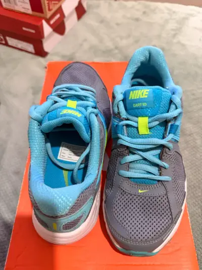 Zapatillas Nike Dart 10 para correr gris y azul - miniatura 3