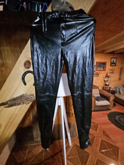 Pantalones de cuero sintético negro para mujer - miniatura 2