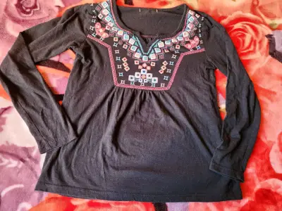 Blusa negra con bordado colorido - miniatura 1