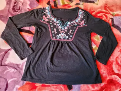 Blusa negra con bordado colorido - miniatura 2