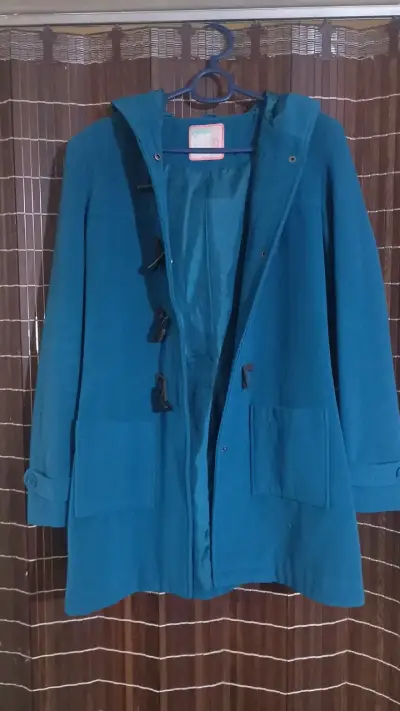 Abrigo azul con capucha para mujer - miniatura 1