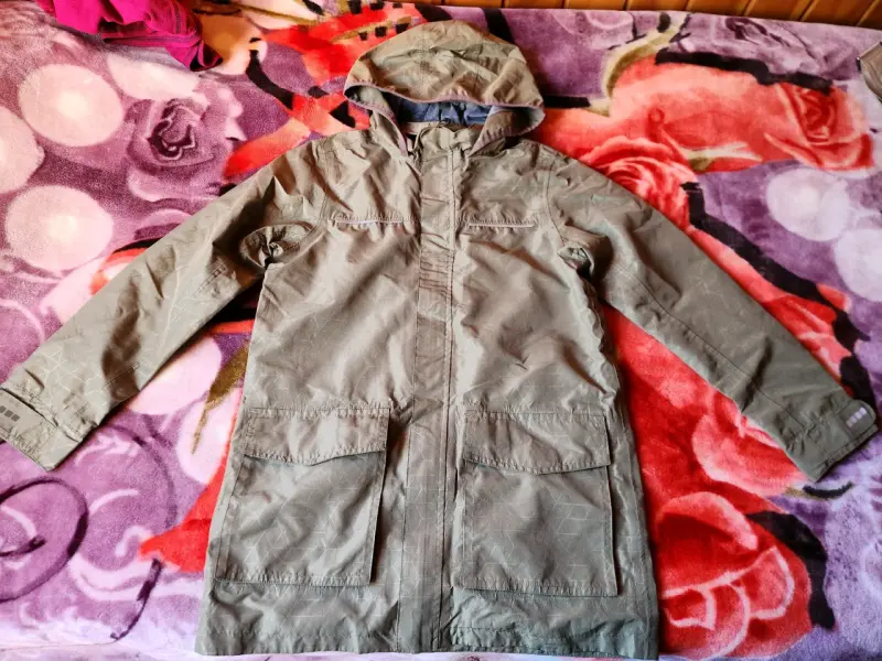 Parka impermeable verde con capucha