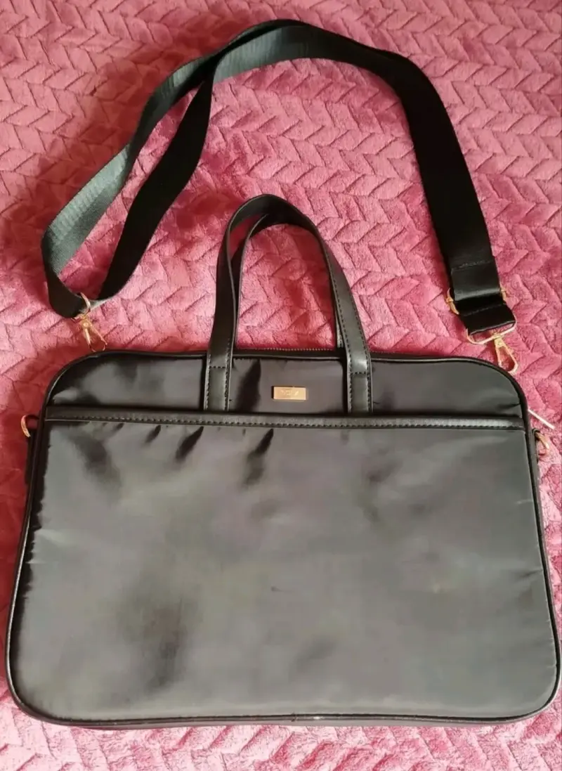 Maletín negro para laptop con correa ajustable