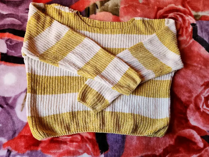 Suéter de rayas amarillo y blanco para mujer