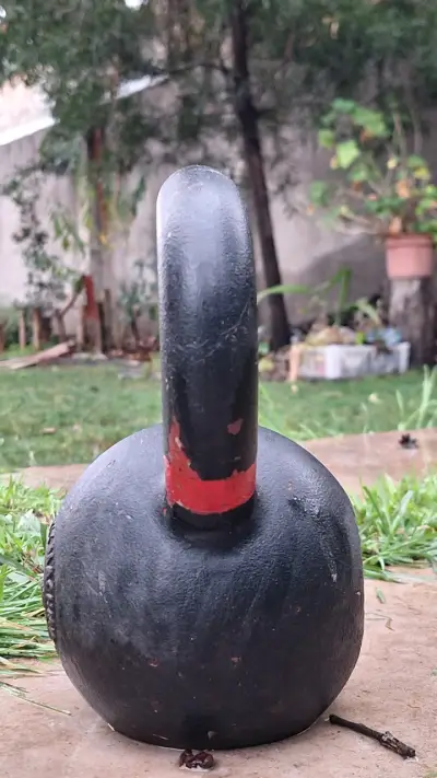 Kettlebell de 10 kg para entrenamiento - miniatura 2