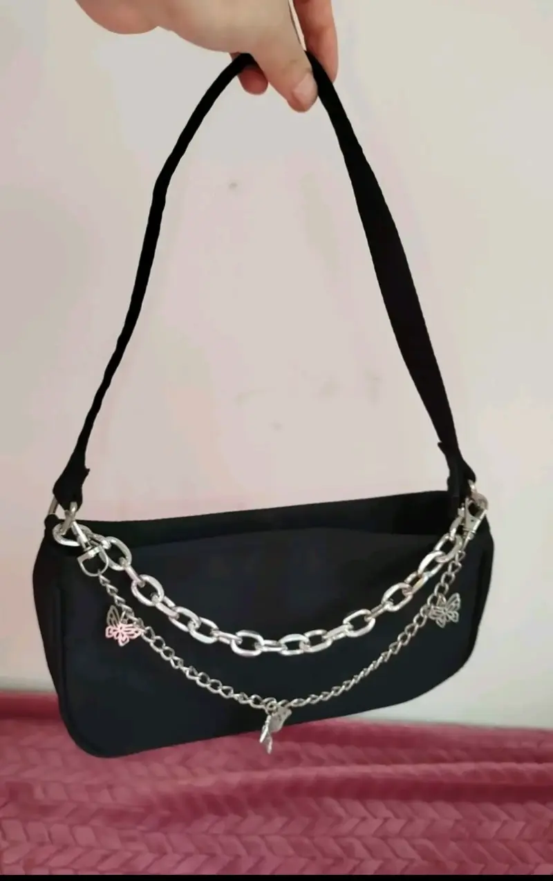 Cartera negra con cadena decorativa