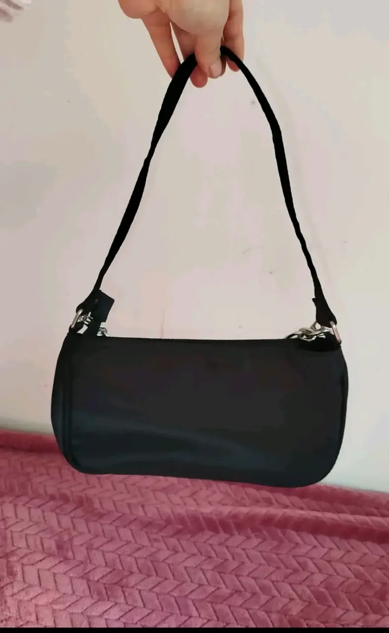 Cartera negra con cadena decorativa - 2