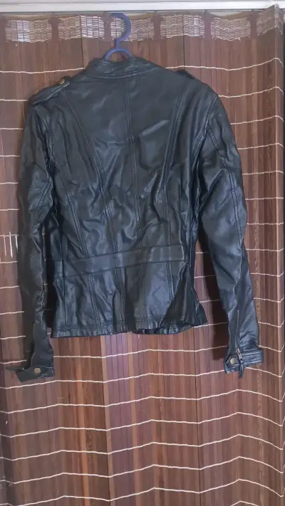 Chaqueta de cuero negra para mujer - miniatura 3