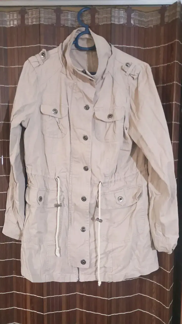 Chaqueta beige de algodón con bolsillos - 1