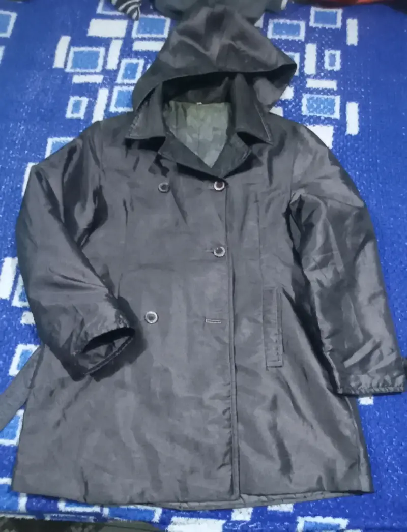 Abrigo impermeable negro con capucha - 1