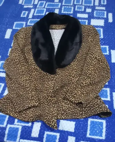 Abrigo impermeable negro con capucha - miniatura 2