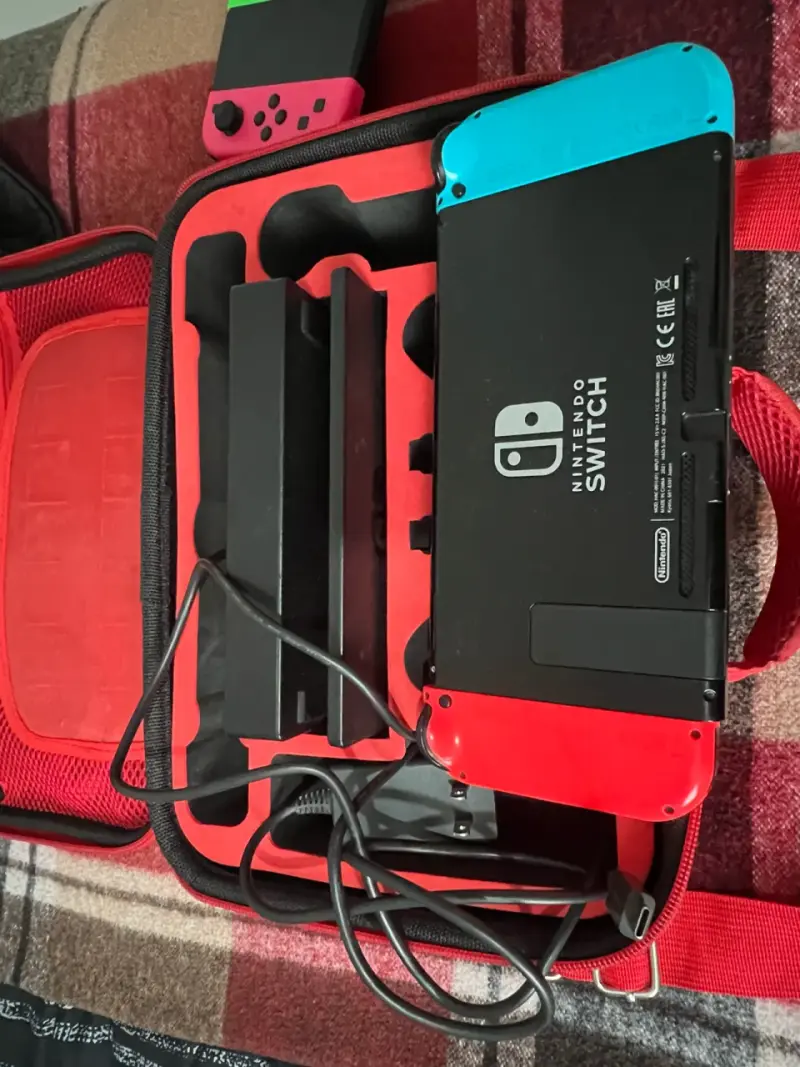 Consola Nintendo Switch con estuche y accesorios - 1