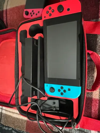 Consola Nintendo Switch  con estuche y accesorios - miniatura 2