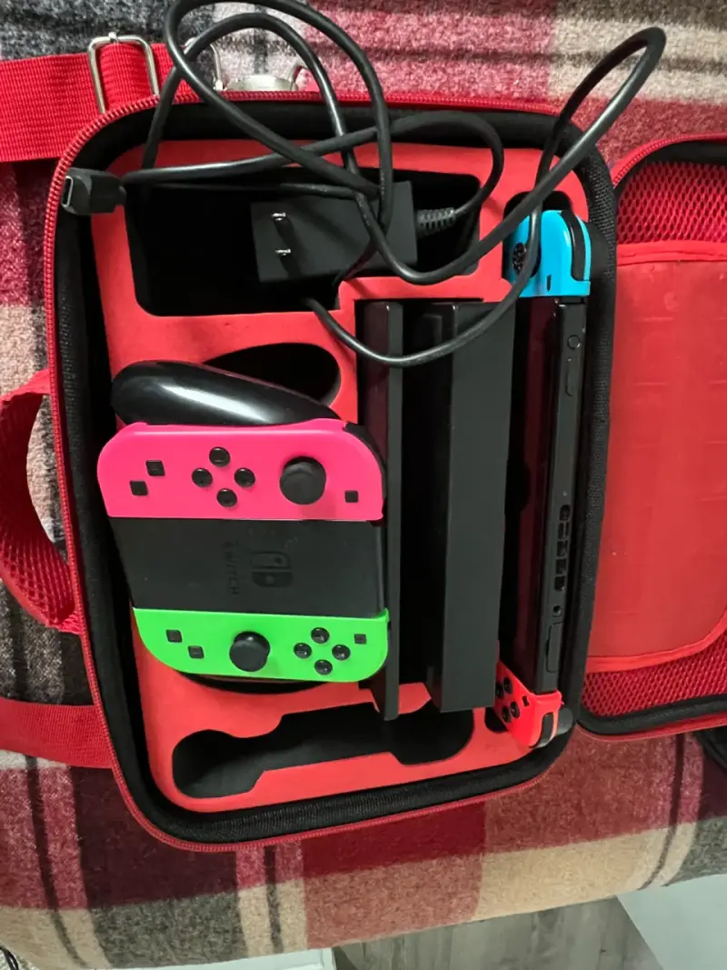Consola Nintendo Switch con estuche y accesorios - 3