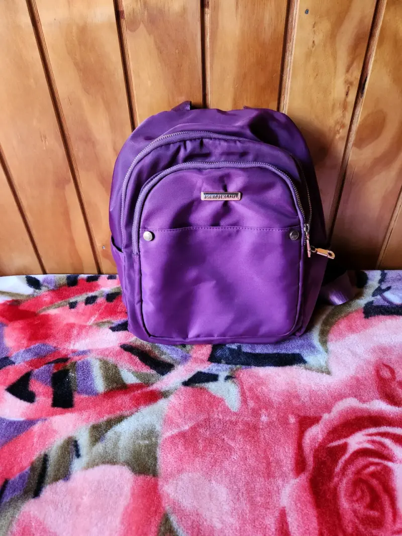 Mochila morada resistente y espaciosa - 1