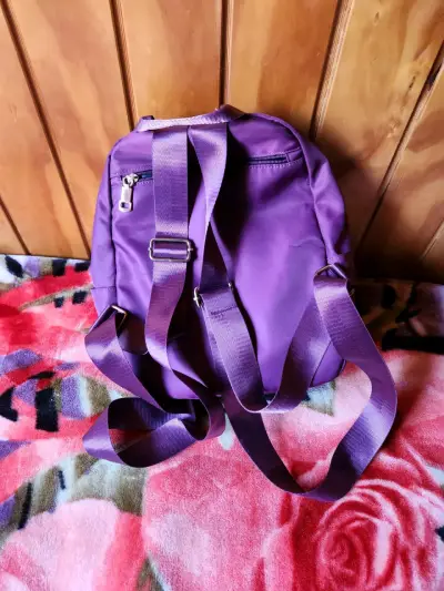 Mochila morada resistente y espaciosa - miniatura 2