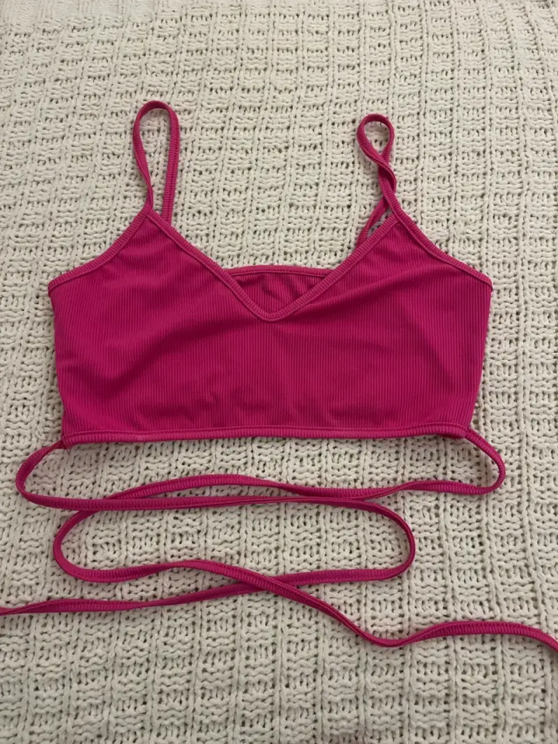 Top corto rosa con tirantes ajustables