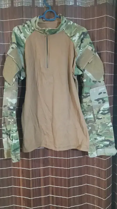 Polera táctica camuflada con cierre - miniatura 1