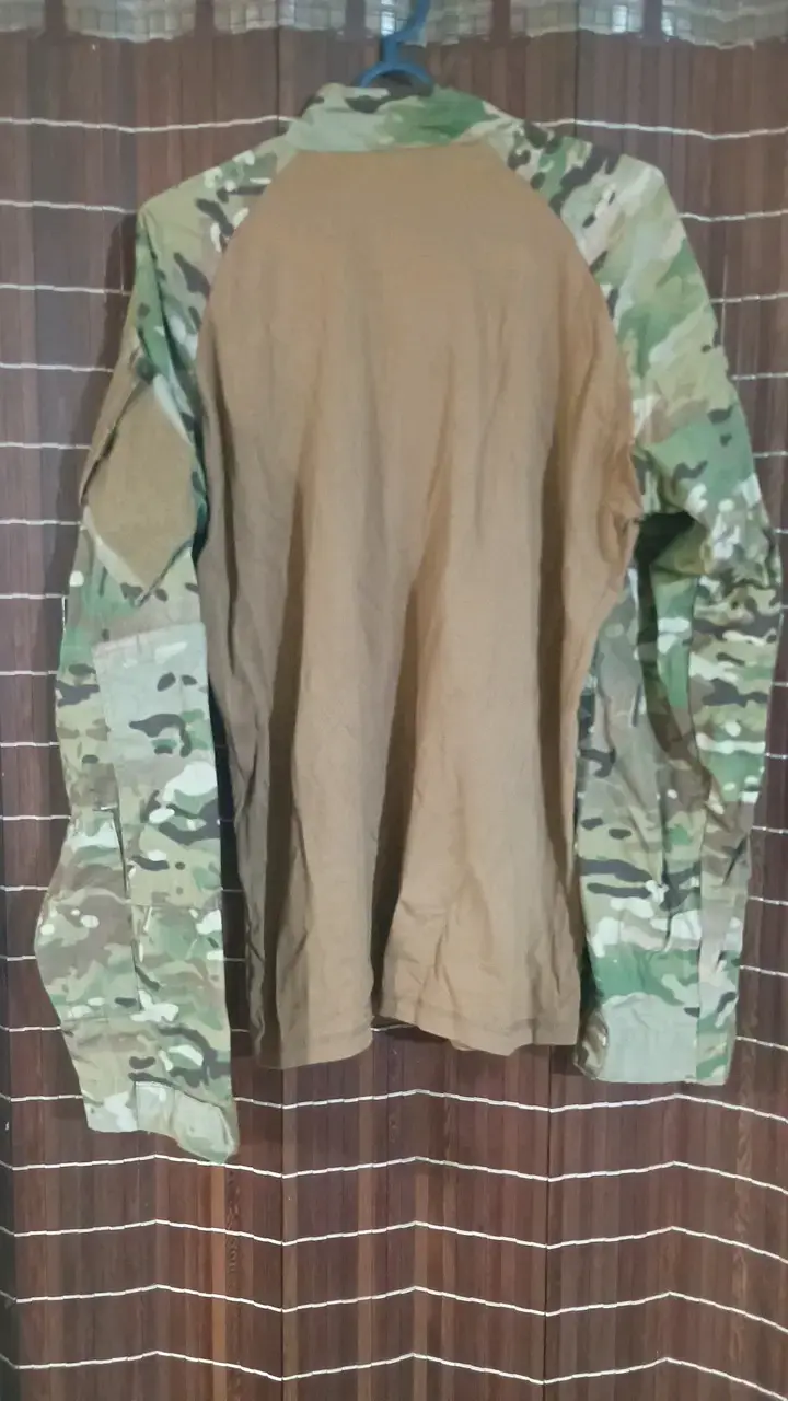 Polera táctica camuflada con cierre - 3