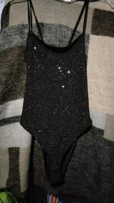 Body negro brillante con tirantes - miniatura 1